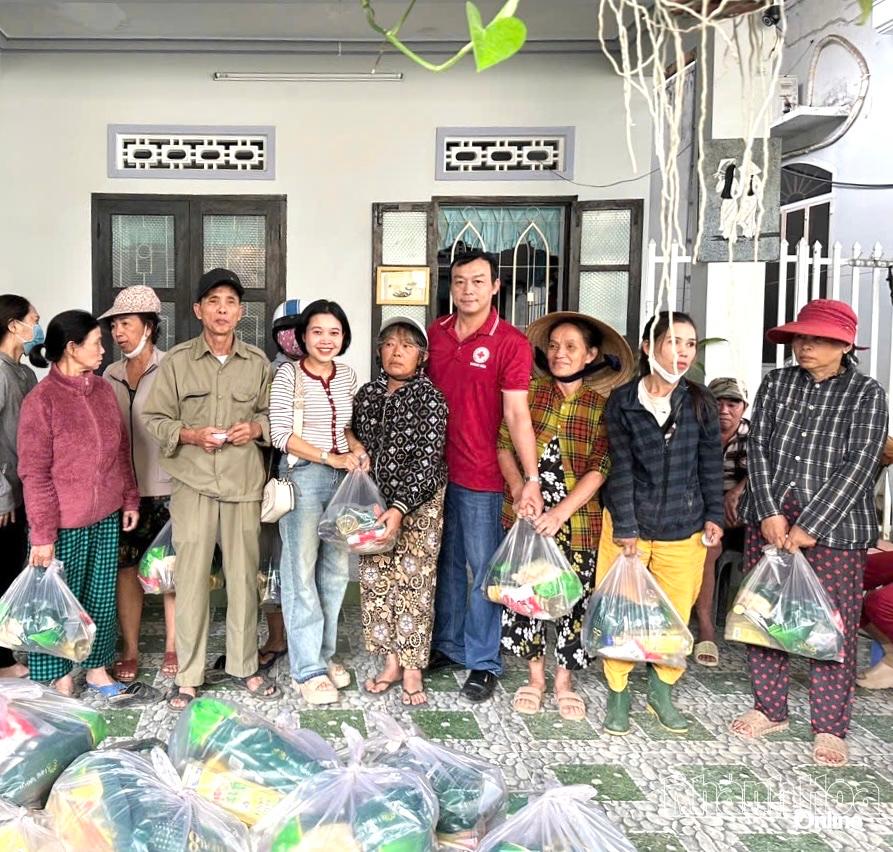 Hội Hữu nghị Việt - Trung trao 180 suất quà cho người dân phường Tây Nha Trang